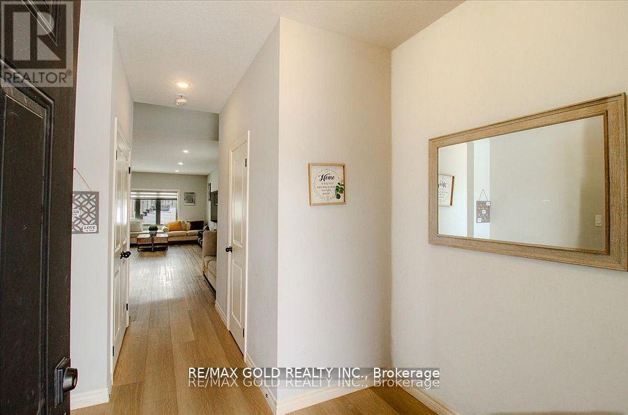 92 Middleton Avenue, London South, Ontario  N6L 1K3 - Photo 6 - X12434006