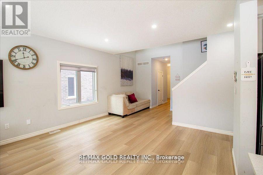 92 Middleton Avenue, London South, Ontario  N6L 1K3 - Photo 7 - X12434006