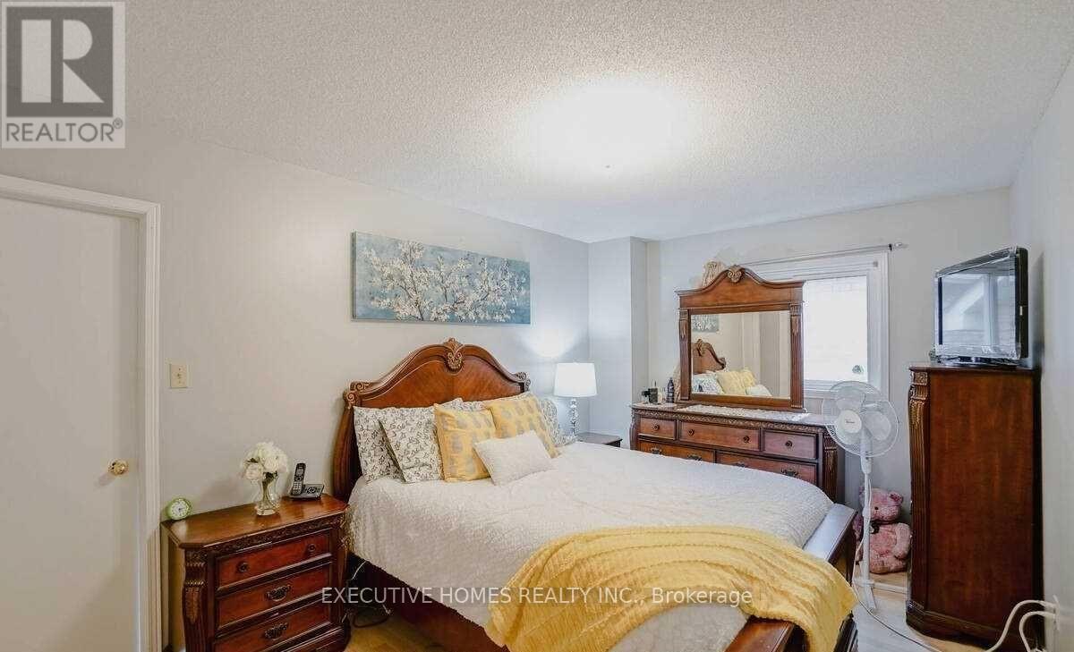 114 Toba Crescent, Brampton, Ontario  L6Z 4R9 - Photo 27 - W12432584