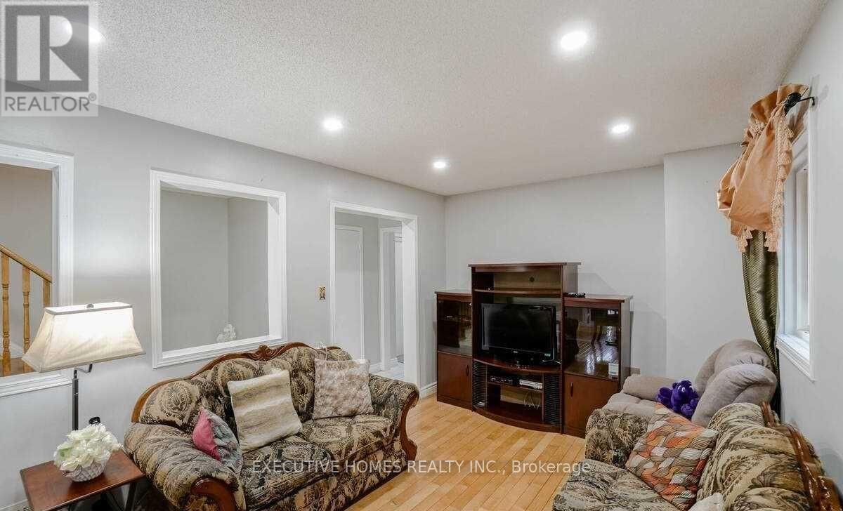 114 Toba Crescent, Brampton, Ontario  L6Z 4R9 - Photo 6 - W12432584