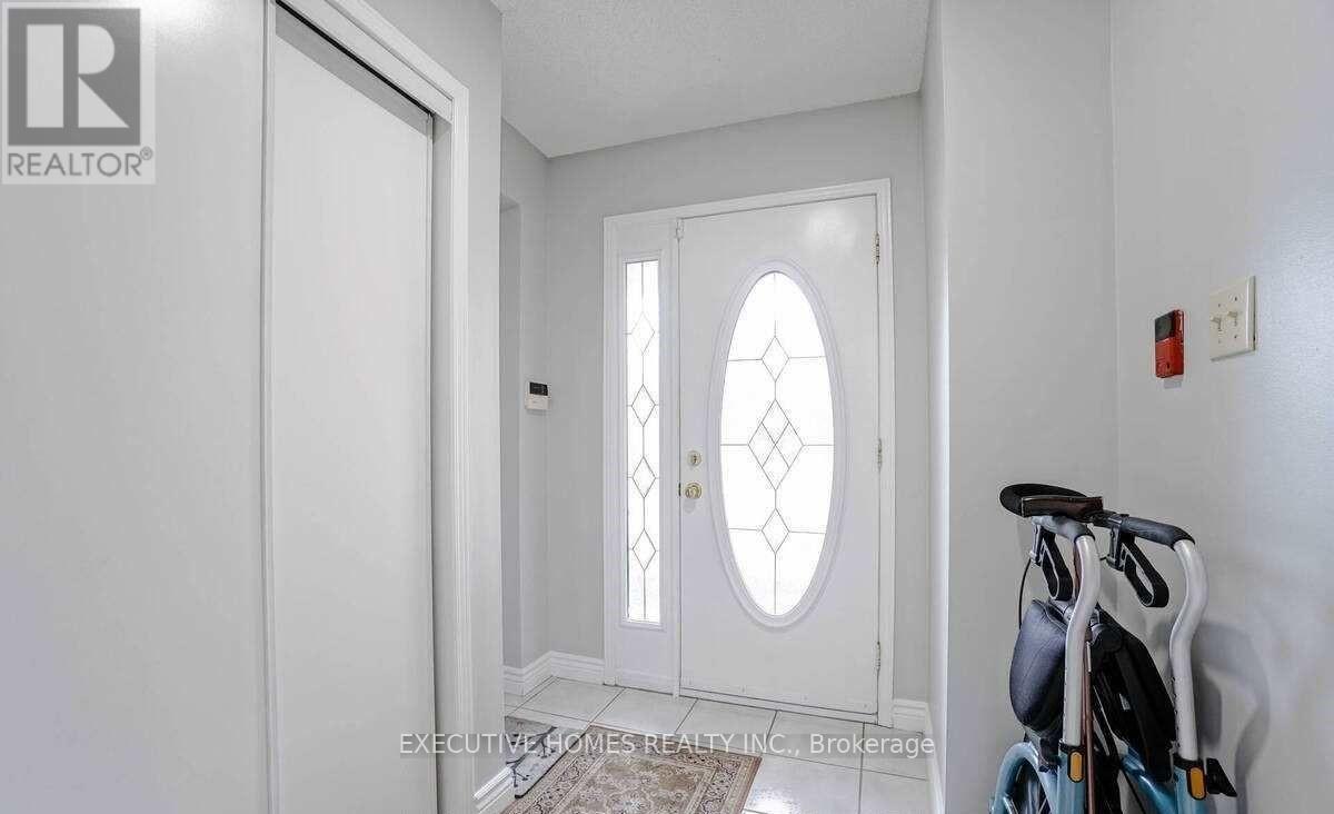 114 Toba Crescent, Brampton, Ontario  L6Z 4R9 - Photo 5 - W12432584
