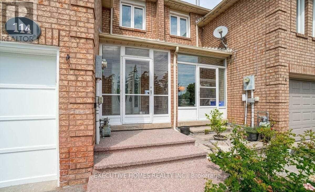 114 Toba Crescent, Brampton, Ontario  L6Z 4R9 - Photo 4 - W12432584