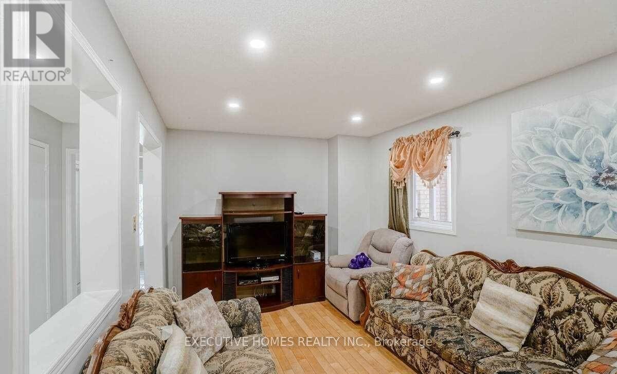114 Toba Crescent, Brampton, Ontario  L6Z 4R9 - Photo 7 - W12432584