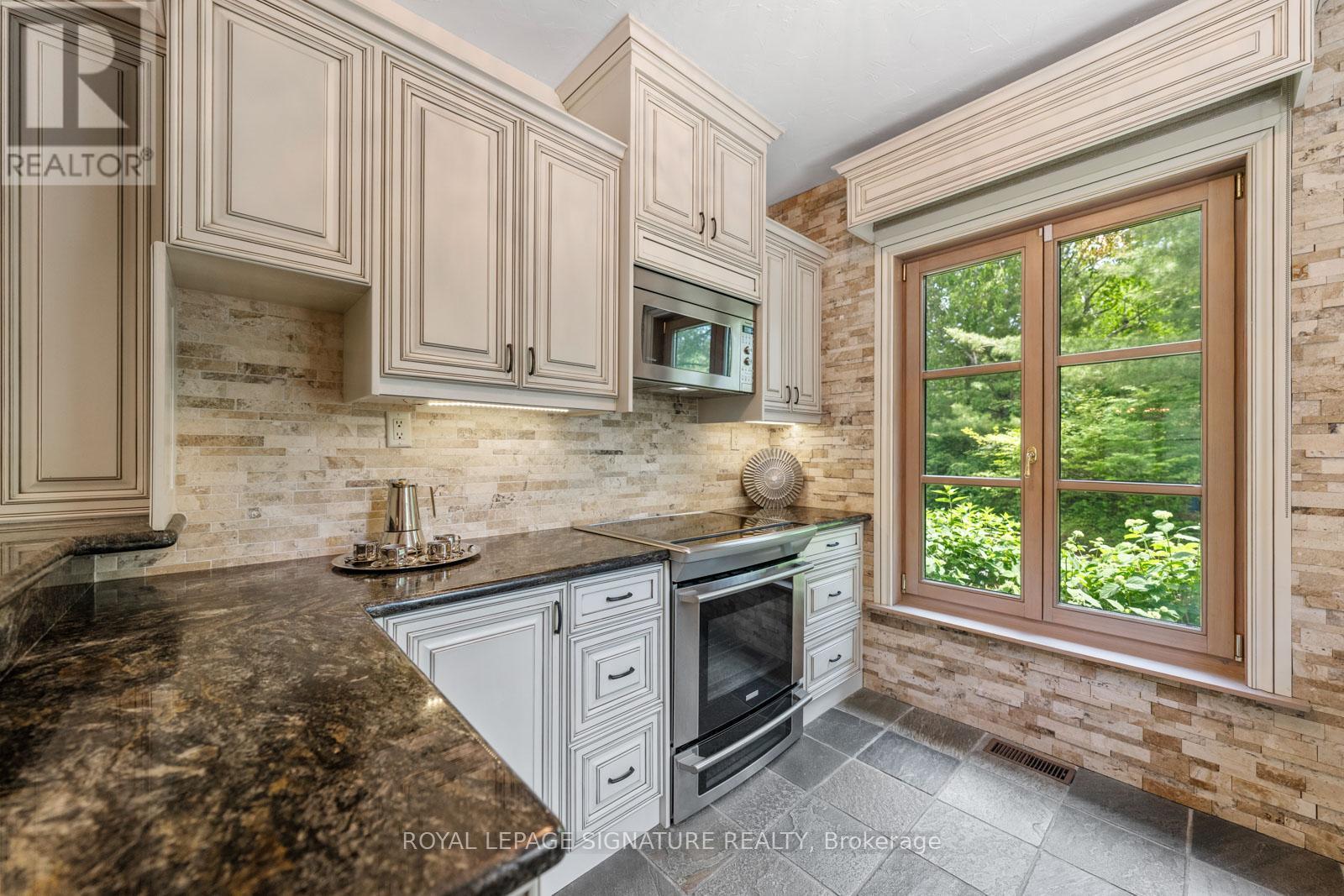 30 Kingswood Drive, King, Ontario  L7B 1K8 - Photo 12 - N12432099