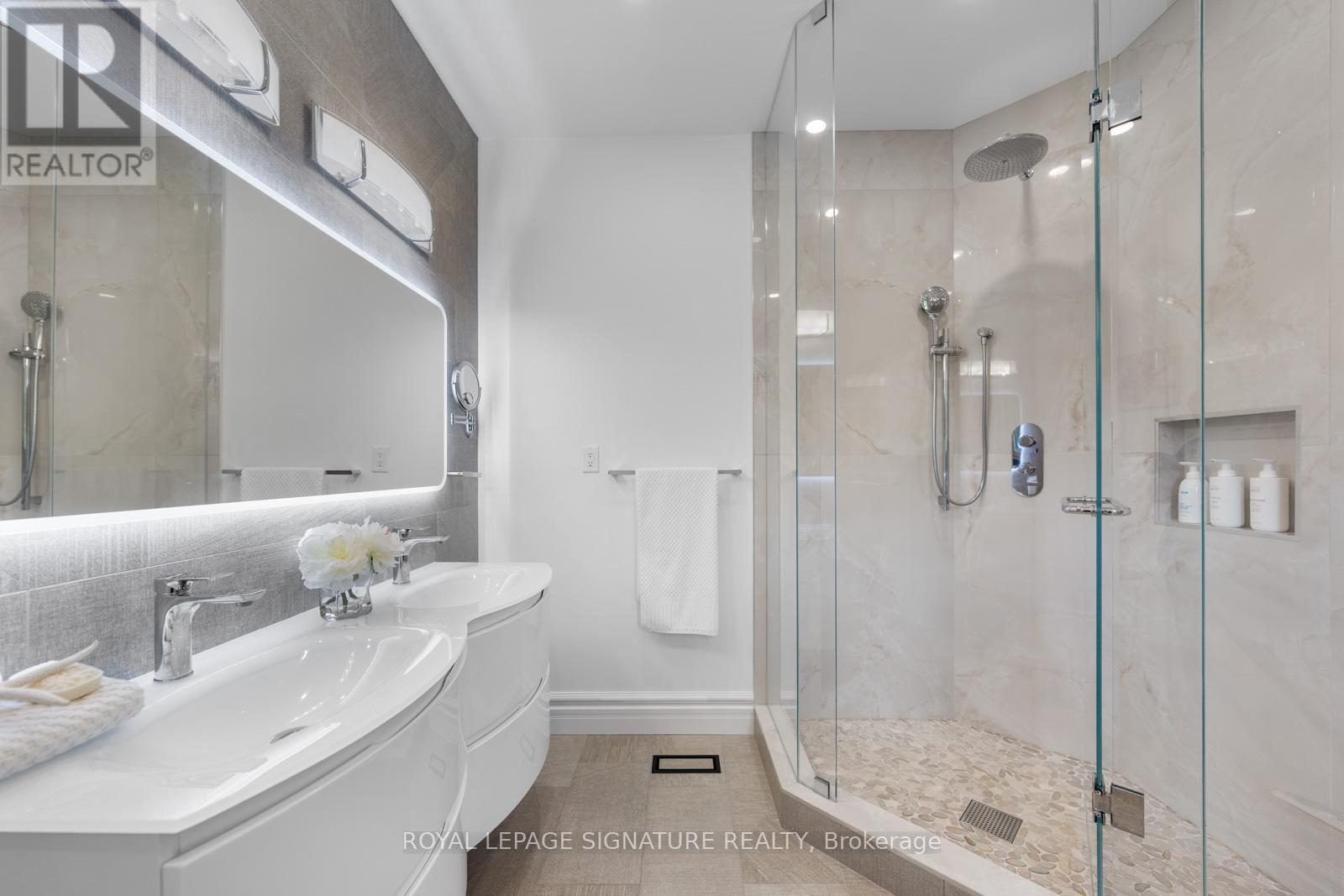 30 Kingswood Drive, King, Ontario  L7B 1K8 - Photo 21 - N12432099