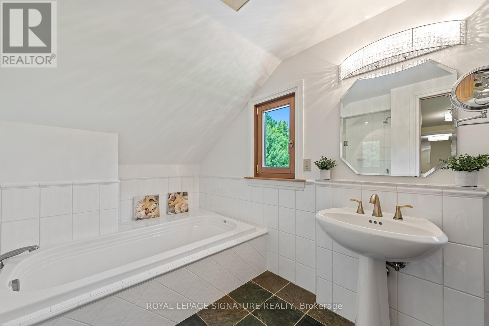 30 Kingswood Drive, King, Ontario  L7B 1K8 - Photo 28 - N12432099