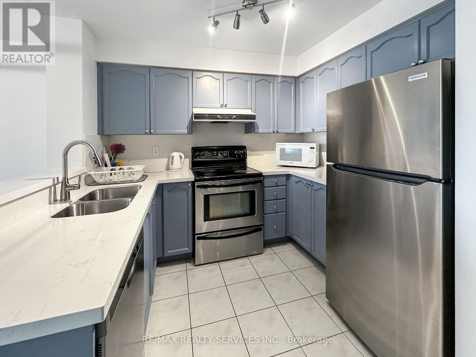 505 - 2545 Erin Centre Boulevard, Mississauga, Ontario  L5M 6Z9 - Photo 3 - W12409756