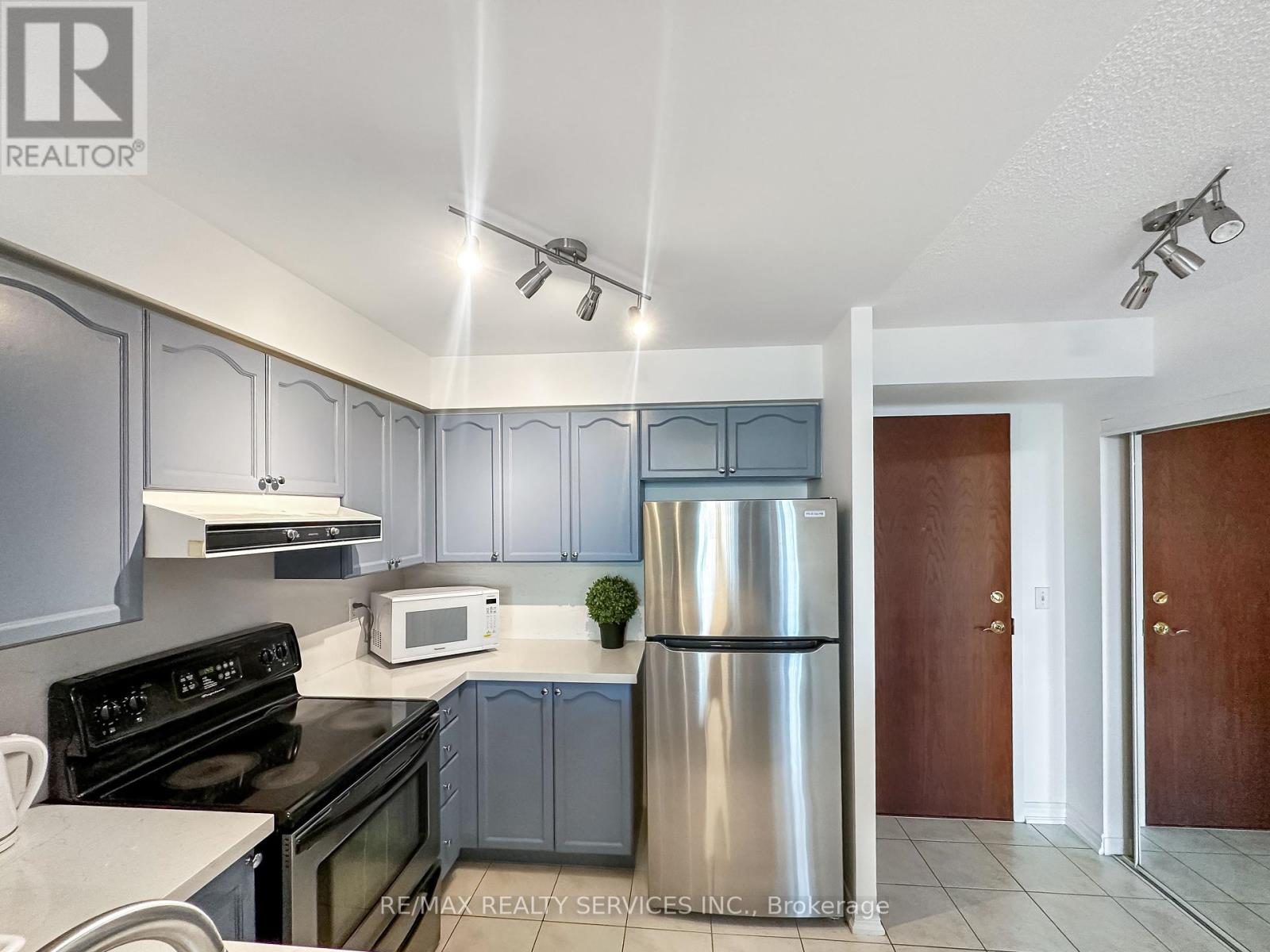 505 - 2545 Erin Centre Boulevard, Mississauga, Ontario  L5M 6Z9 - Photo 4 - W12409756