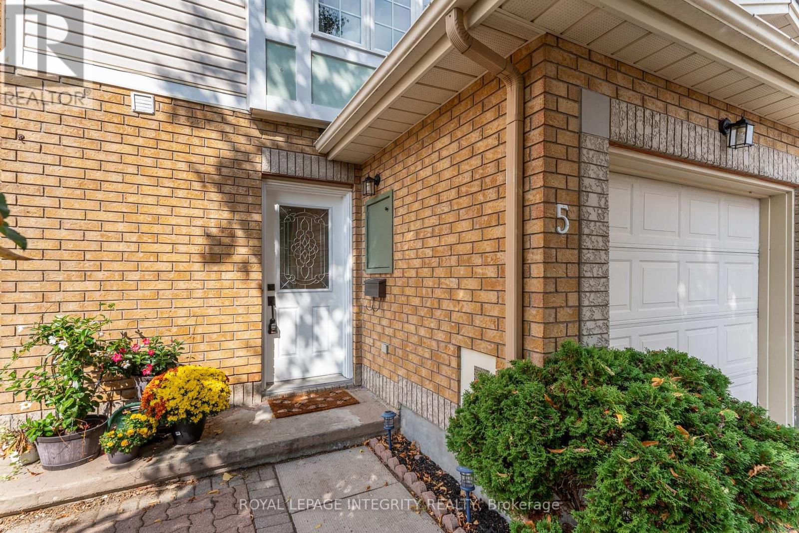 5 Banchory Crescent, Ottawa, Ontario  K2K 2V4 - Photo 2 - X12434292