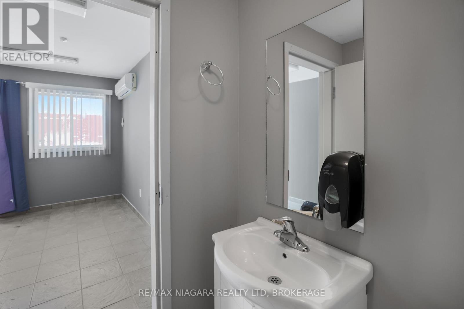 102 - 4807 Kent Avenue, Niagara Falls, Ontario  L2H 1J5 - Photo 12 - X12434198