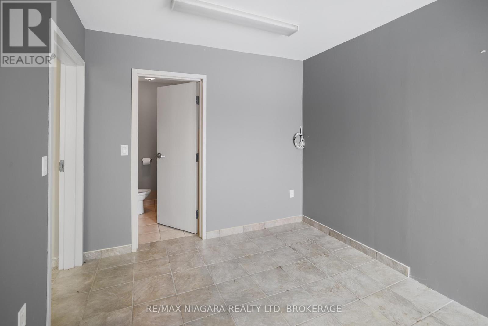 102 - 4807 Kent Avenue, Niagara Falls, Ontario  L2H 1J5 - Photo 4 - X12434198