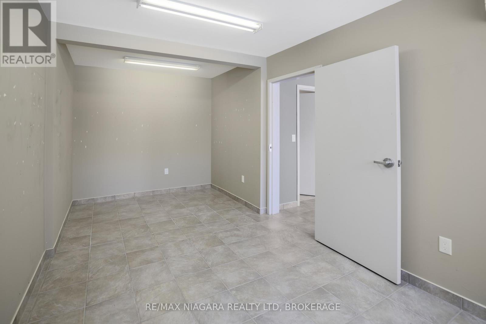 102 - 4807 Kent Avenue, Niagara Falls, Ontario  L2H 1J5 - Photo 6 - X12434198
