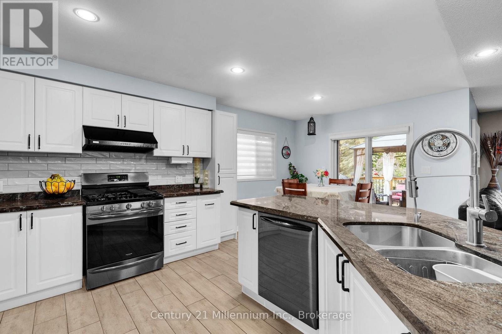 26 Regina Boulevard, Wasaga Beach, Ontario  L9Z 1H7 - Photo 15 - S12434246