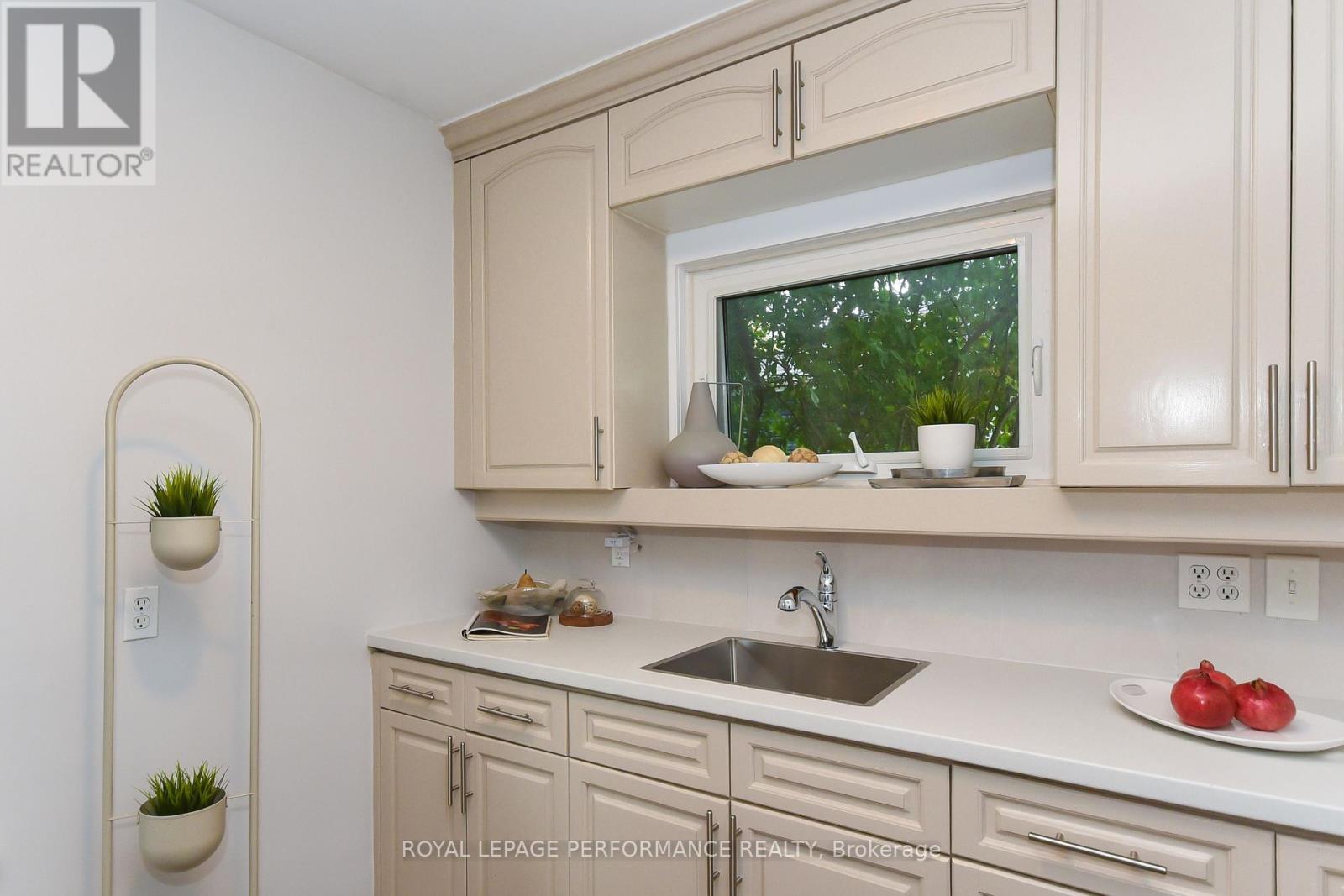 274 Queen Mary Street, Ottawa, Ontario  K1K 1X2 - Photo 11 - X12434280
