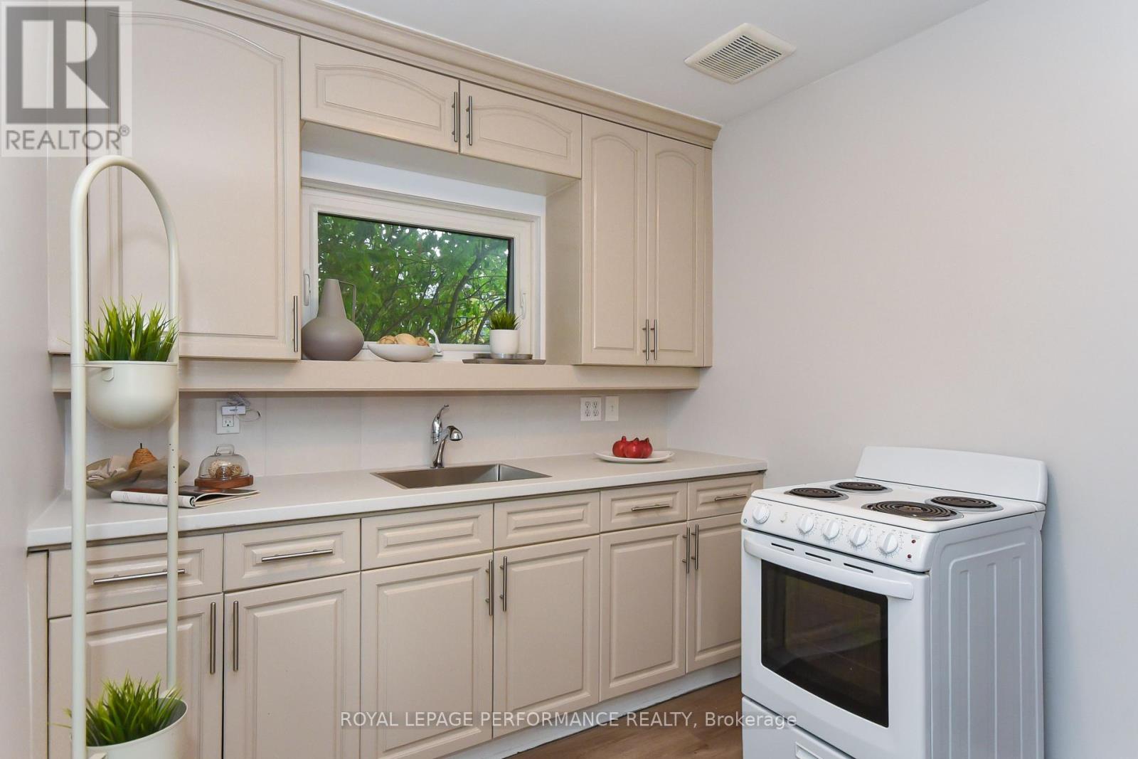 274 Queen Mary Street, Ottawa, Ontario  K1K 1X2 - Photo 12 - X12434280