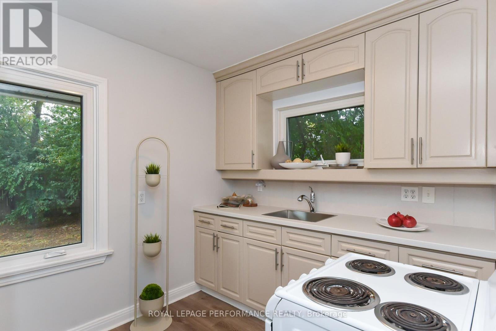 274 Queen Mary Street, Ottawa, Ontario  K1K 1X2 - Photo 10 - X12434280
