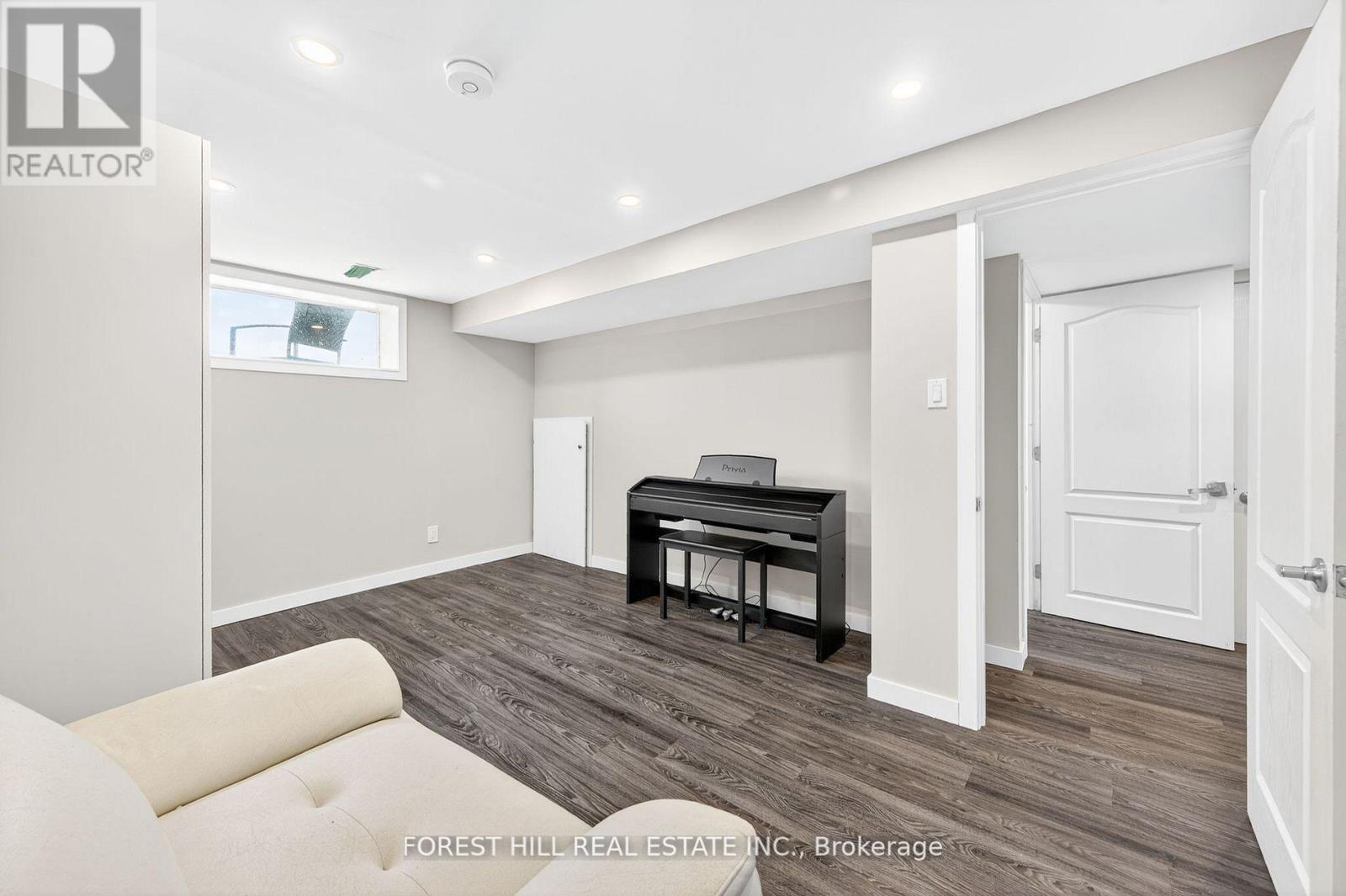 104 Armitage Drive, Newmarket, Ontario  L3Y 5L7 - Photo 19 - N12434120