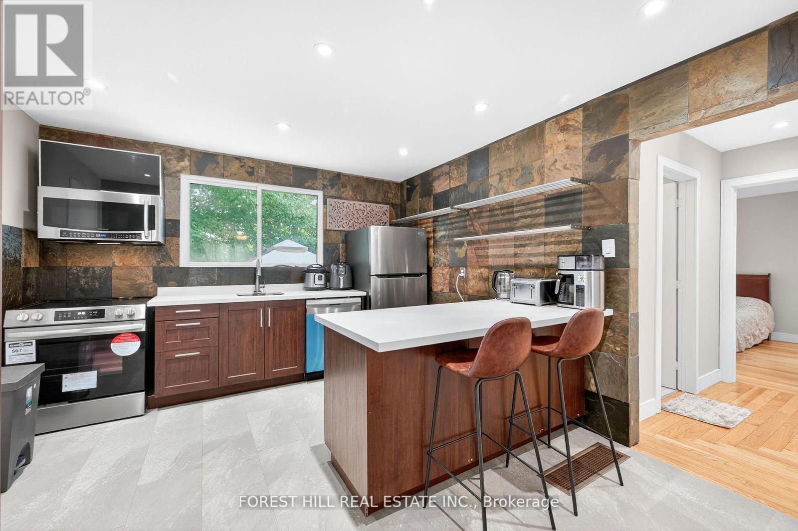 104 Armitage Drive, Newmarket, Ontario  L3Y 5L7 - Photo 9 - N12434120