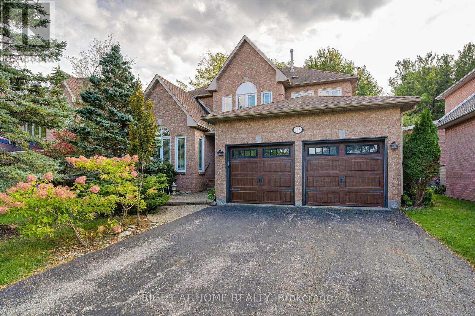 128 CARLYLE CRESCENT, Aurora, Ontario