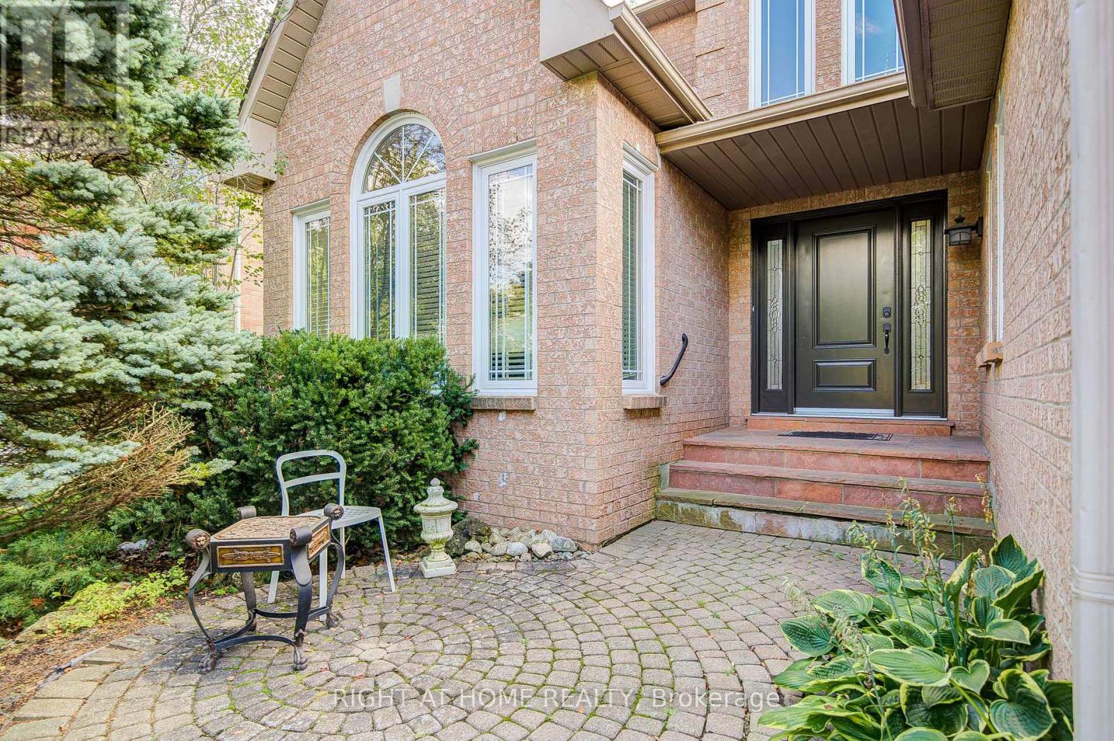 128 Carlyle Crescent, Aurora, Ontario  L4G 6P7 - Photo 2 - N12434128