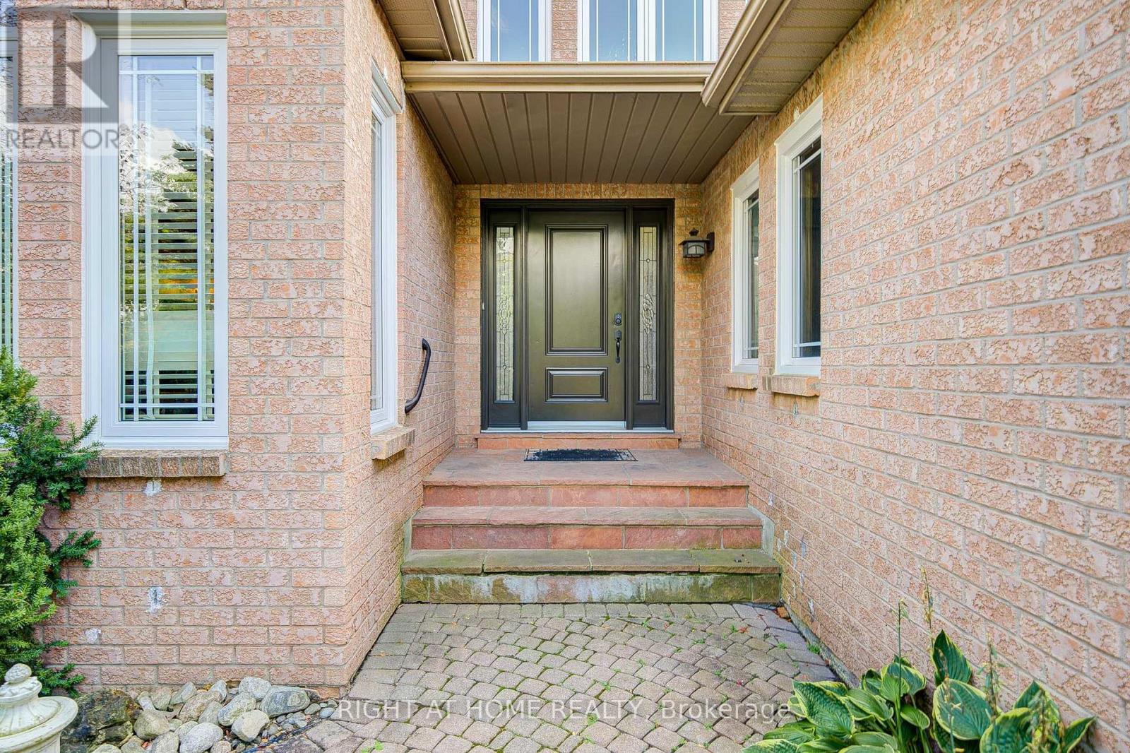 128 Carlyle Crescent, Aurora, Ontario  L4G 6P7 - Photo 3 - N12434128