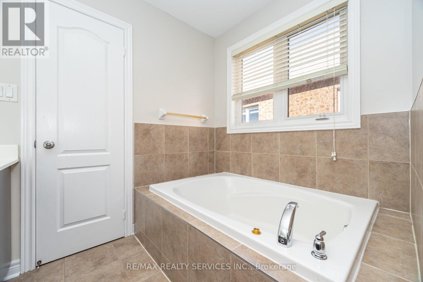 3 Napoleon Crescent, Brampton, Ontario  L6P 3K6 - Photo 26 - W12434042