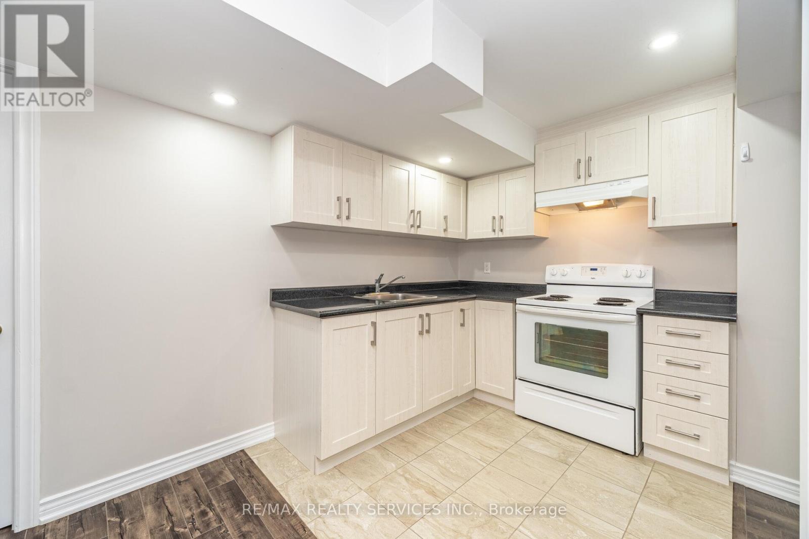 3 Napoleon Crescent, Brampton, Ontario  L6P 3K6 - Photo 34 - W12434042