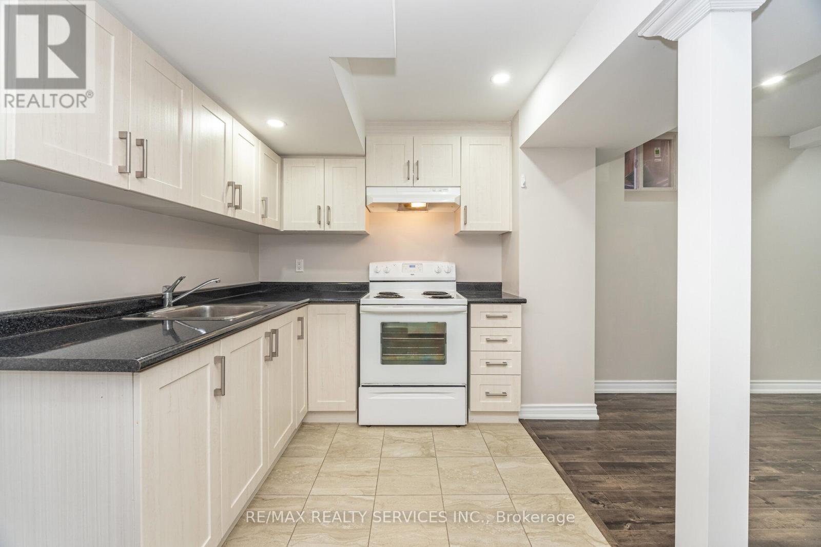 3 Napoleon Crescent, Brampton, Ontario  L6P 3K6 - Photo 35 - W12434042