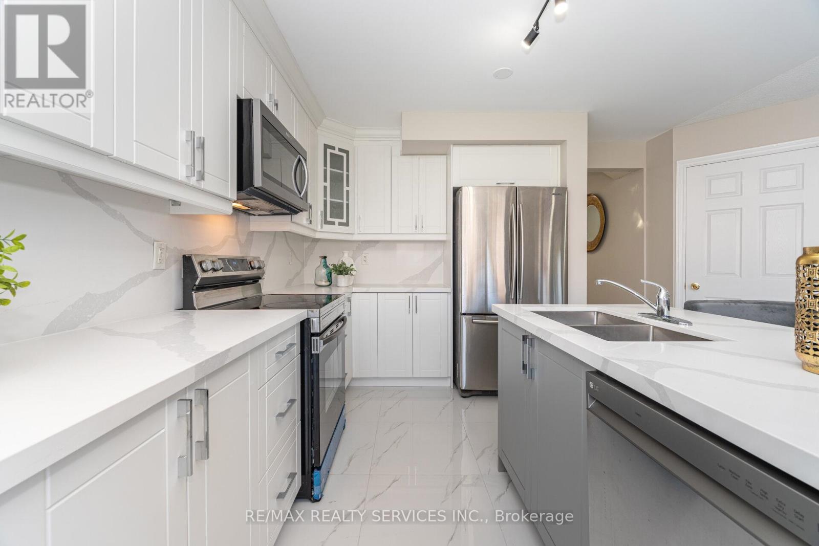 3 Napoleon Crescent, Brampton, Ontario  L6P 3K6 - Photo 9 - W12434042