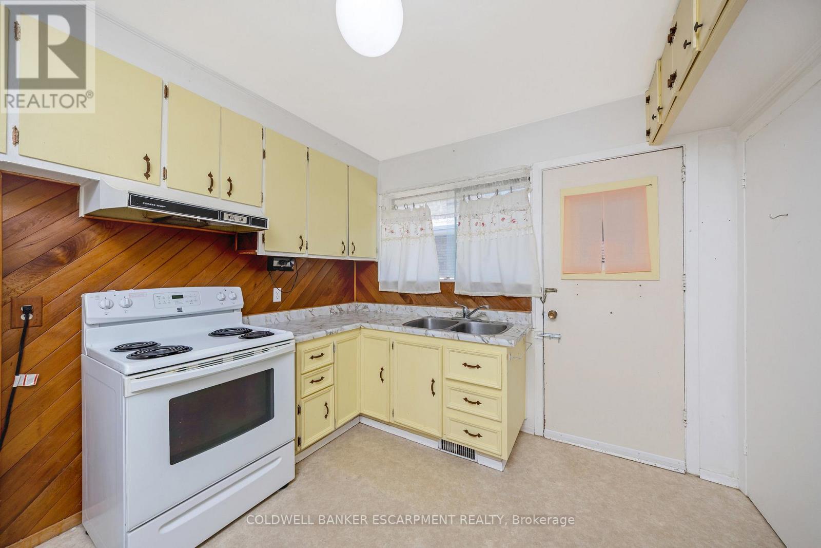 96 Churchill Road, Halton Hills, Ontario  L7J 2J4 - Photo 12 - W12434169
