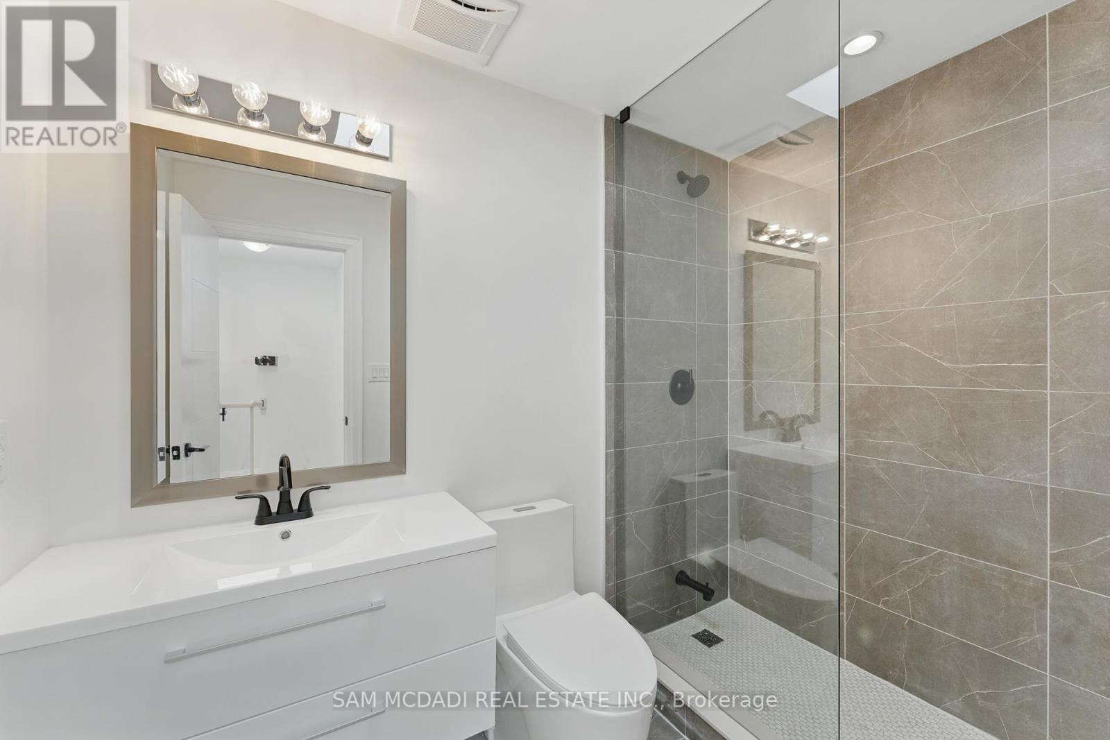 1037 Meredith Avenue, Mississauga, Ontario  L5E 2C6 - Photo 27 - W12434170