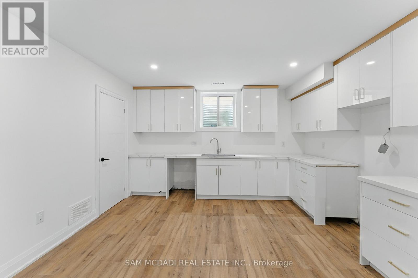 1037 Meredith Avenue, Mississauga, Ontario  L5E 2C6 - Photo 37 - W12434170