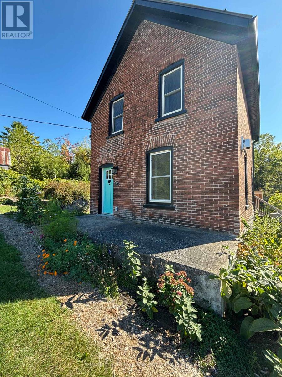 22 York Street, Prince Edward County, Ontario  K0K 2T0 - Photo 2 - X12434325
