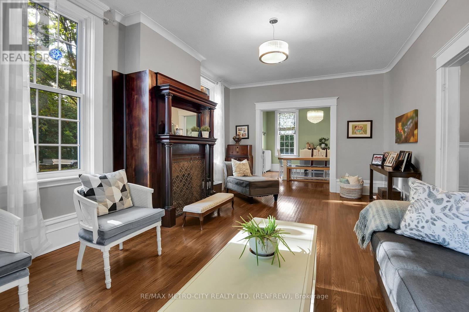 298 Barr Street, Renfrew, Ontario  K7V 1J8 - Photo 7 - X12434344