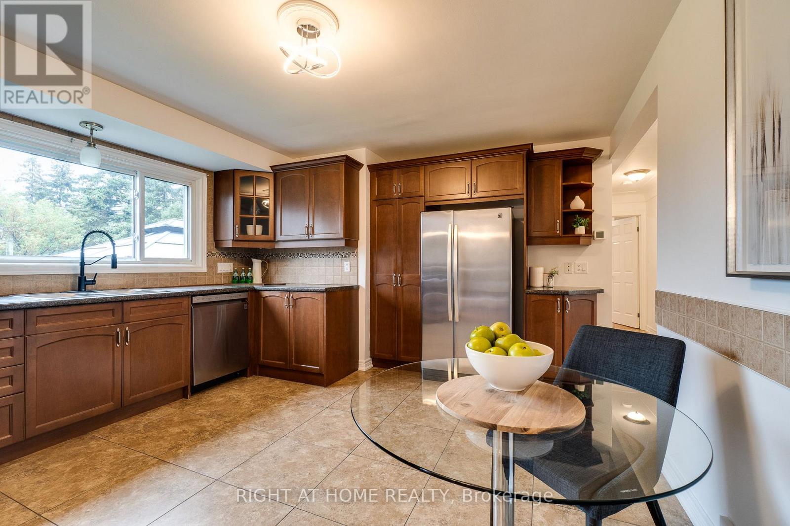 435 Parkside Drive, Hamilton, Ontario  L8B 0Y6 - Photo 8 - X12434092