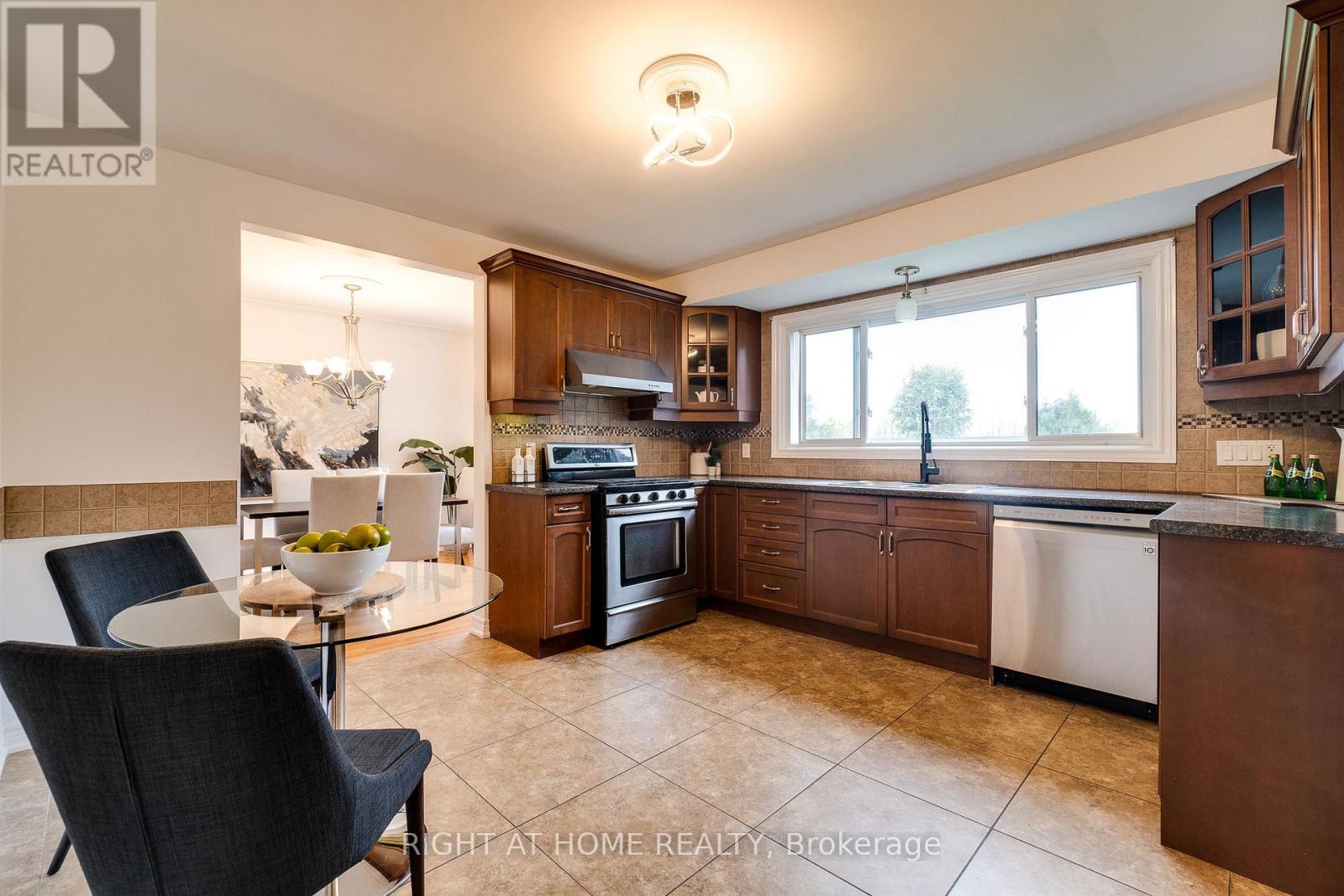 435 Parkside Drive, Hamilton, Ontario  L8B 0Y6 - Photo 9 - X12434092