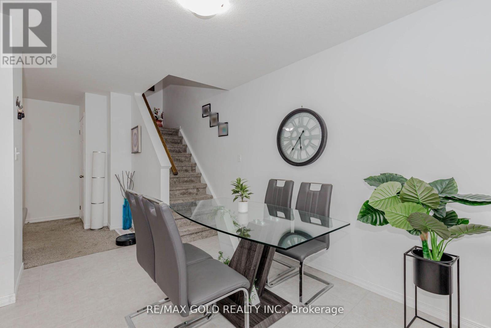 208 Woodmeadow Court, Kitchener, Ontario  N2R 0P8 - Photo 10 - X12434149