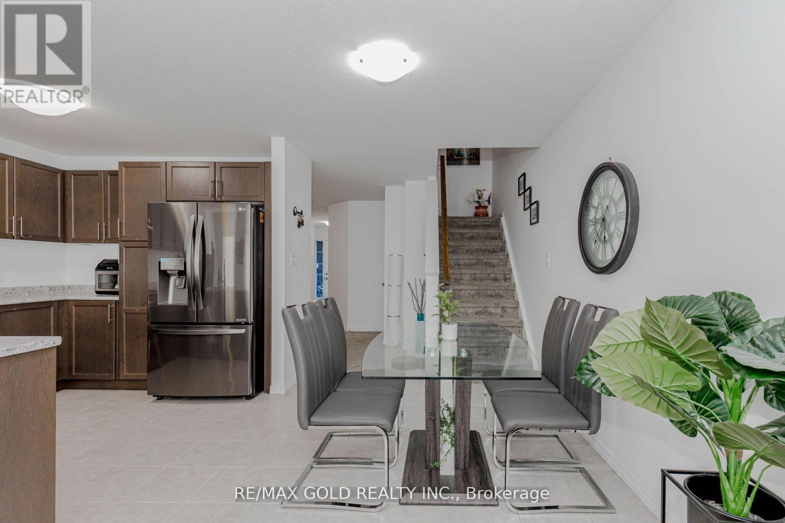 208 Woodmeadow Court, Kitchener, Ontario  N2R 0P8 - Photo 11 - X12434149