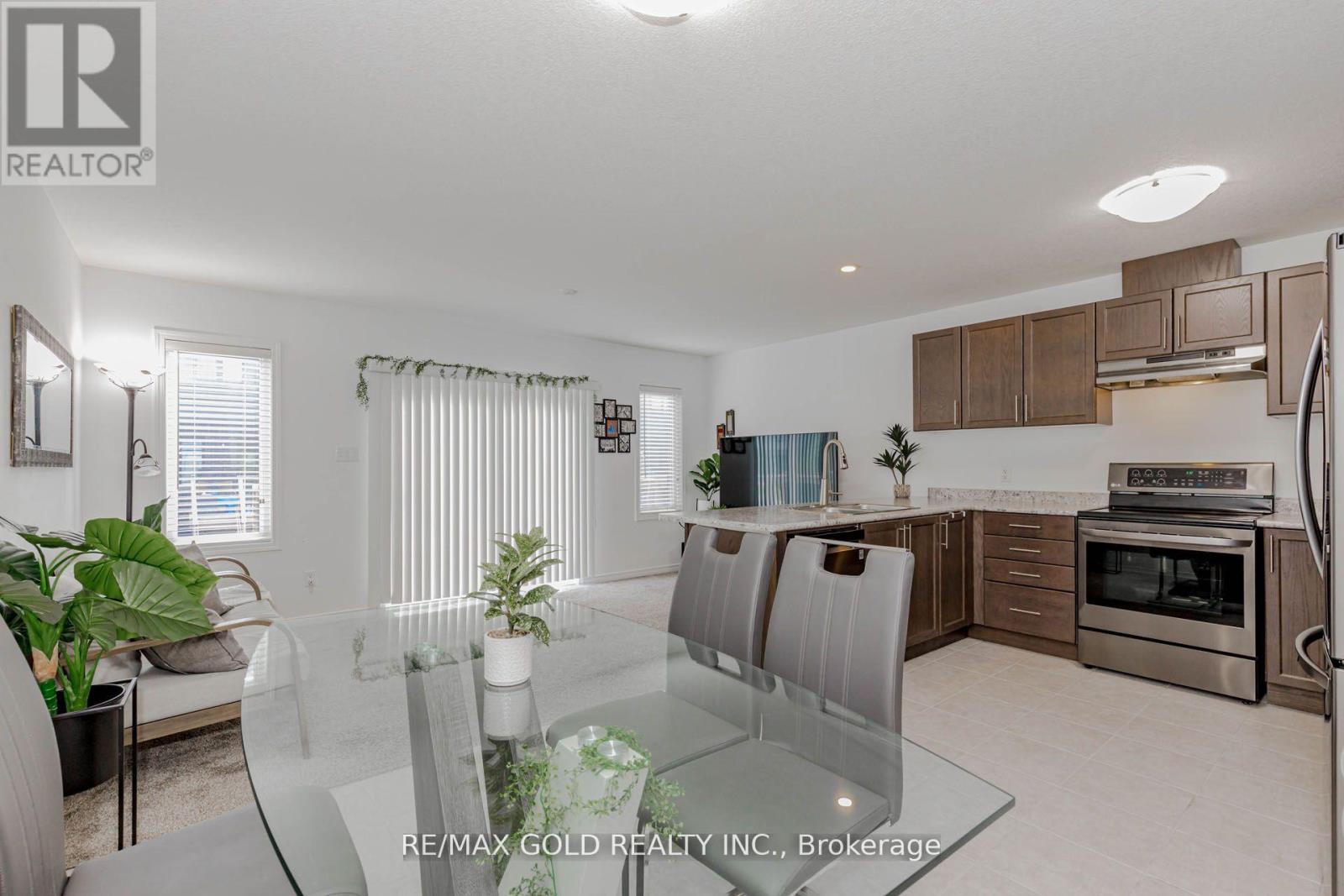 208 Woodmeadow Court, Kitchener, Ontario  N2R 0P8 - Photo 12 - X12434149