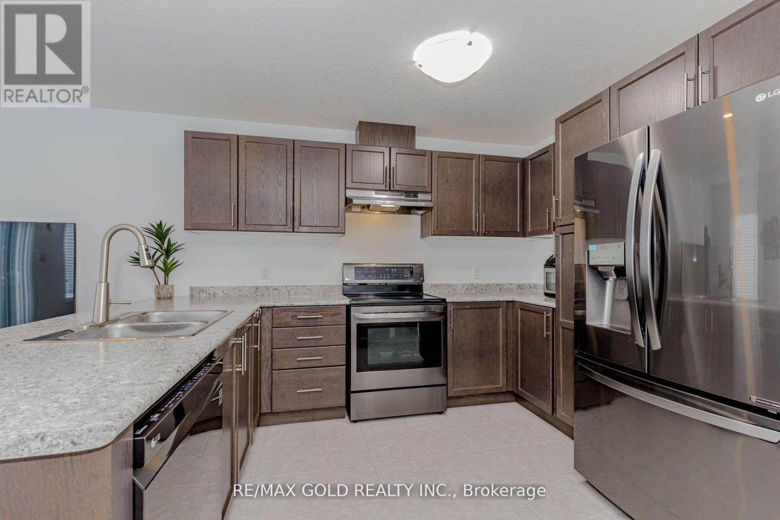 208 Woodmeadow Court, Kitchener, Ontario  N2R 0P8 - Photo 13 - X12434149