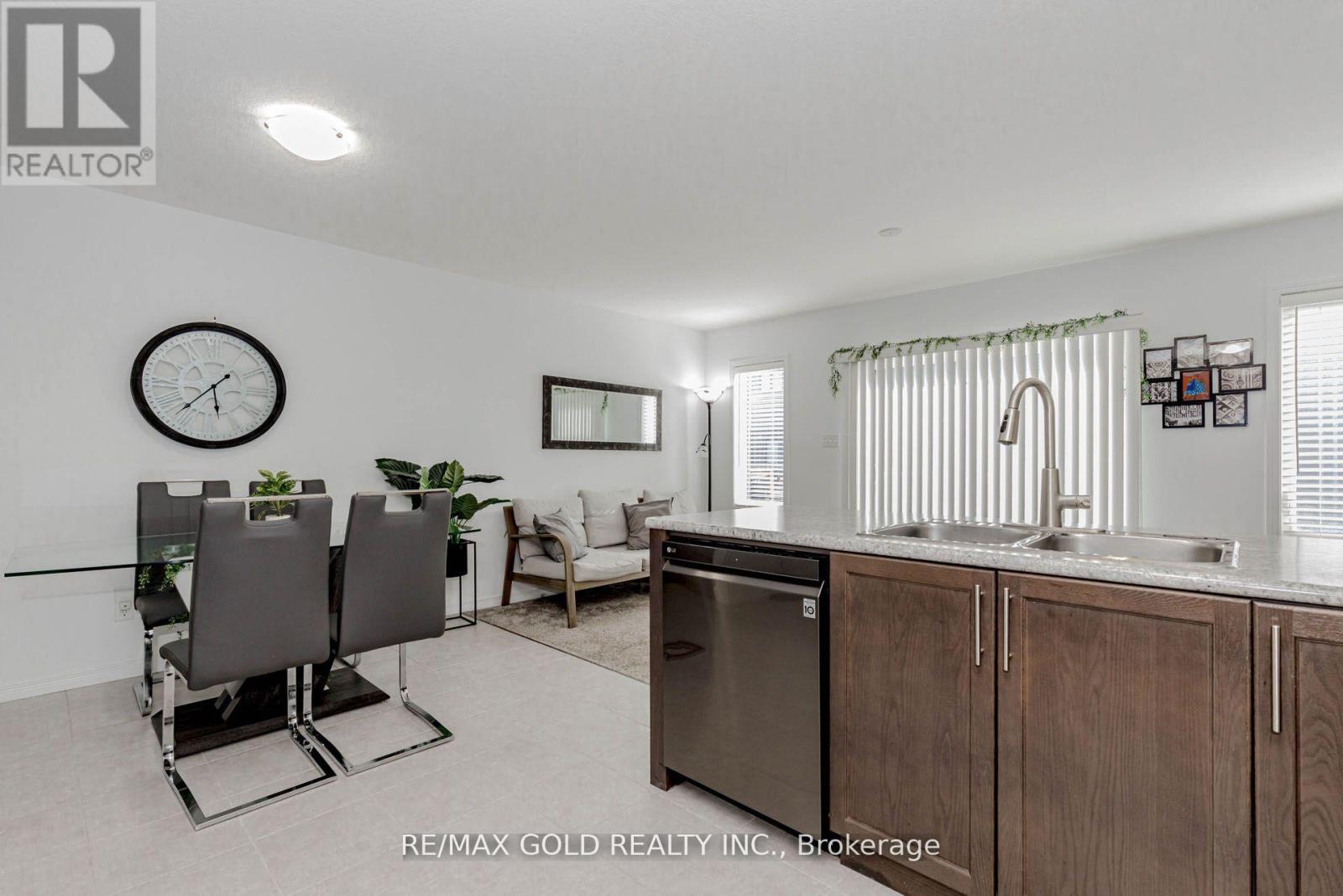 208 Woodmeadow Court, Kitchener, Ontario  N2R 0P8 - Photo 14 - X12434149
