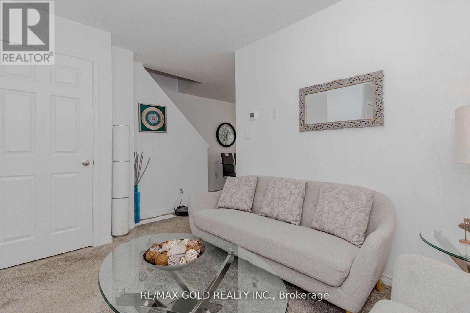 208 Woodmeadow Court, Kitchener, Ontario  N2R 0P8 - Photo 6 - X12434149