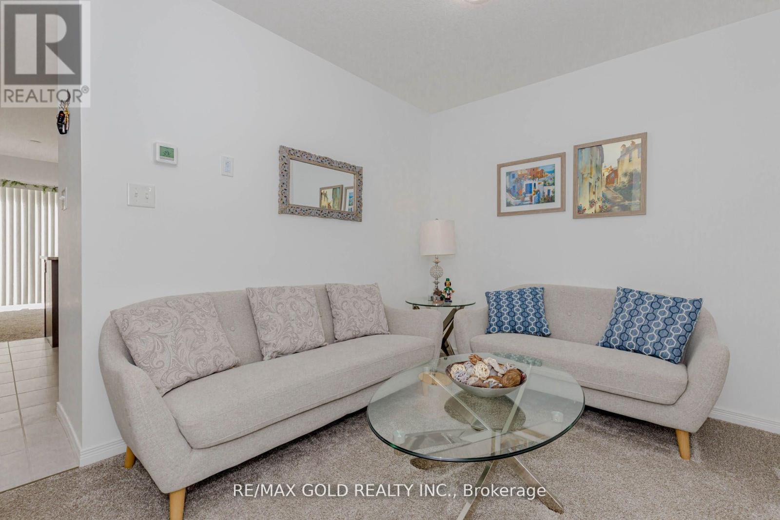 208 Woodmeadow Court, Kitchener, Ontario  N2R 0P8 - Photo 7 - X12434149