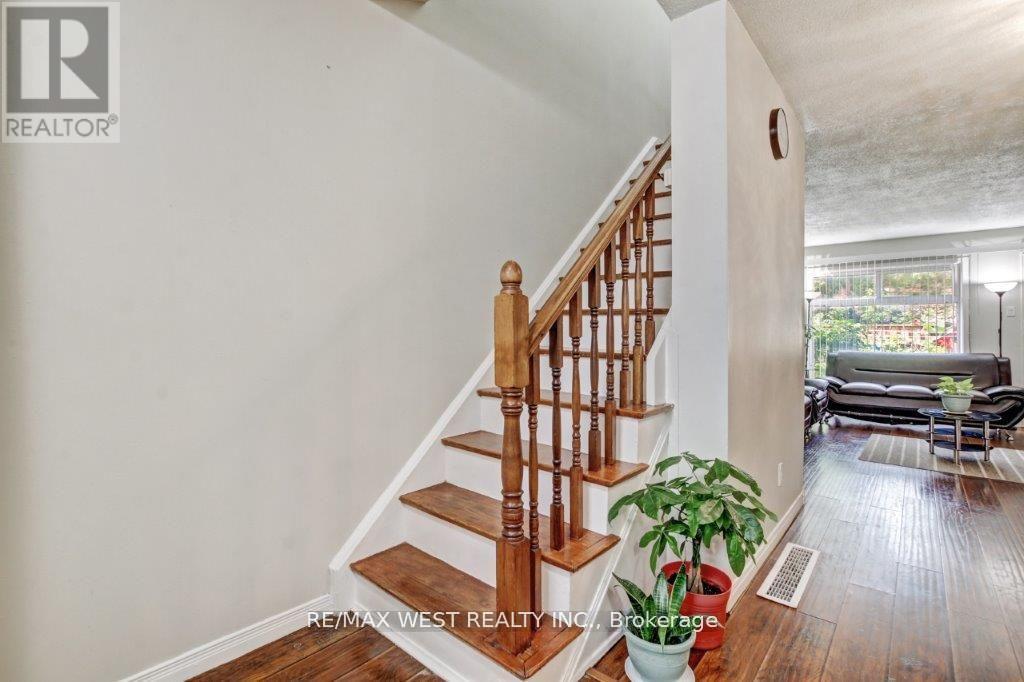 1084 Southdale Road E, London South, Ontario  N6E 1B2 - Photo 11 - X12434188