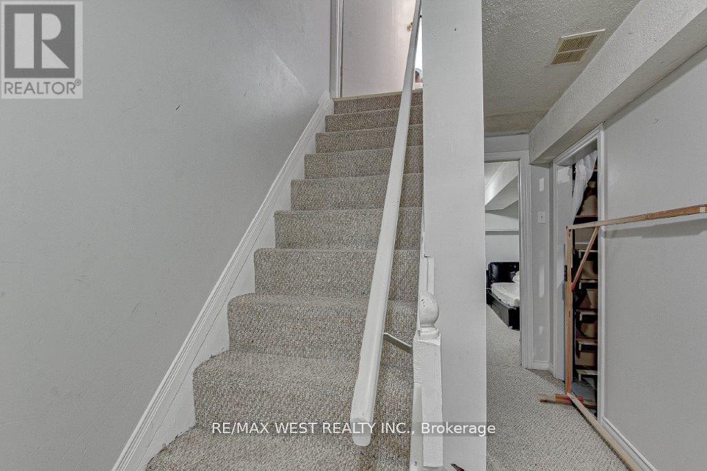 1084 Southdale Road E, London South, Ontario  N6E 1B2 - Photo 18 - X12434188