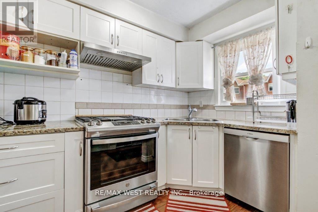 1084 Southdale Road E, London South, Ontario  N6E 1B2 - Photo 5 - X12434188