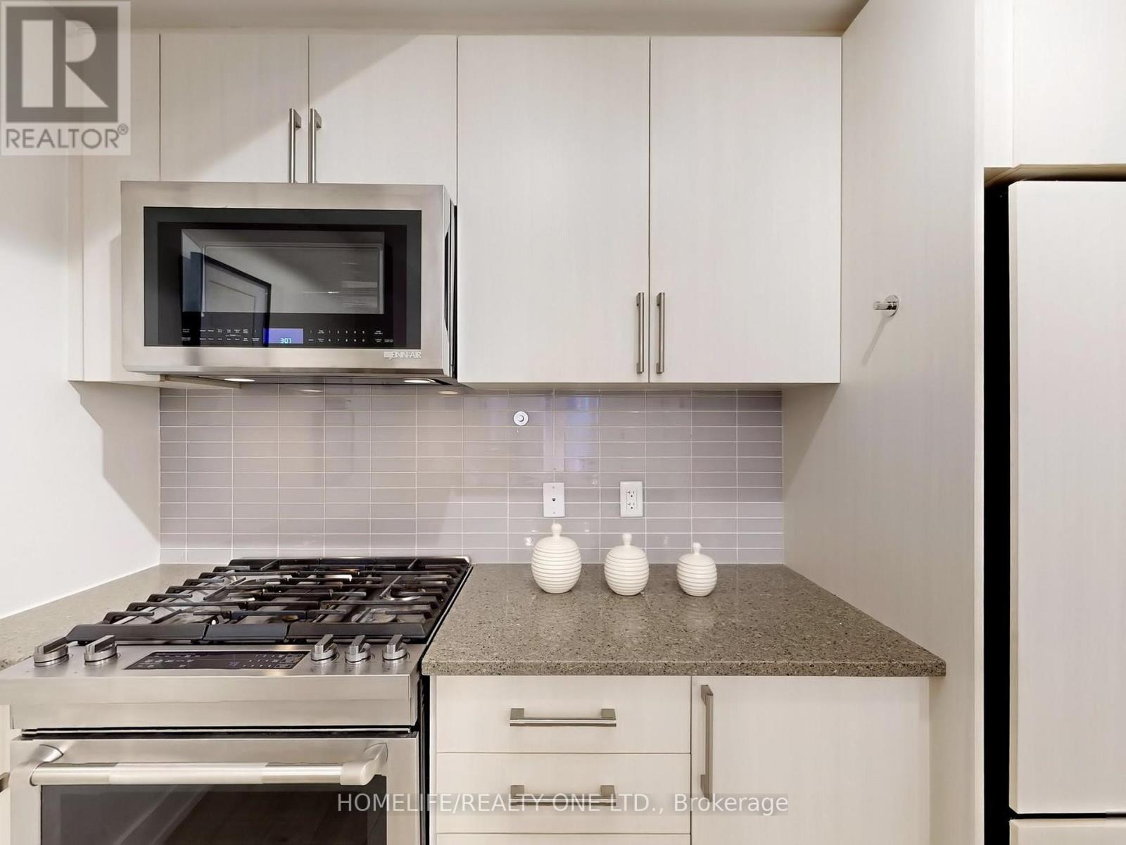 Th 41 - 3 Elsie Lane, Toronto, Ontario  M6P 0B8 - Photo 14 - W12434227