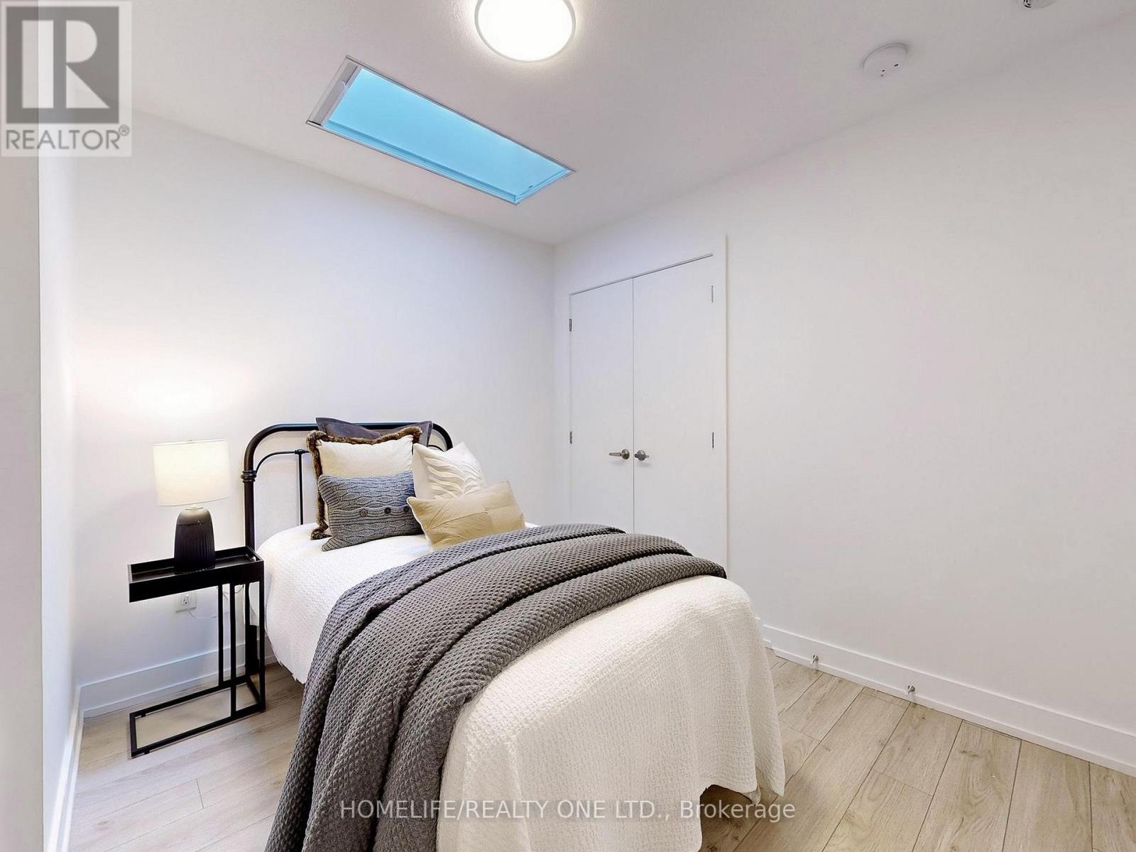 Th 41 - 3 Elsie Lane, Toronto, Ontario  M6P 0B8 - Photo 33 - W12434227