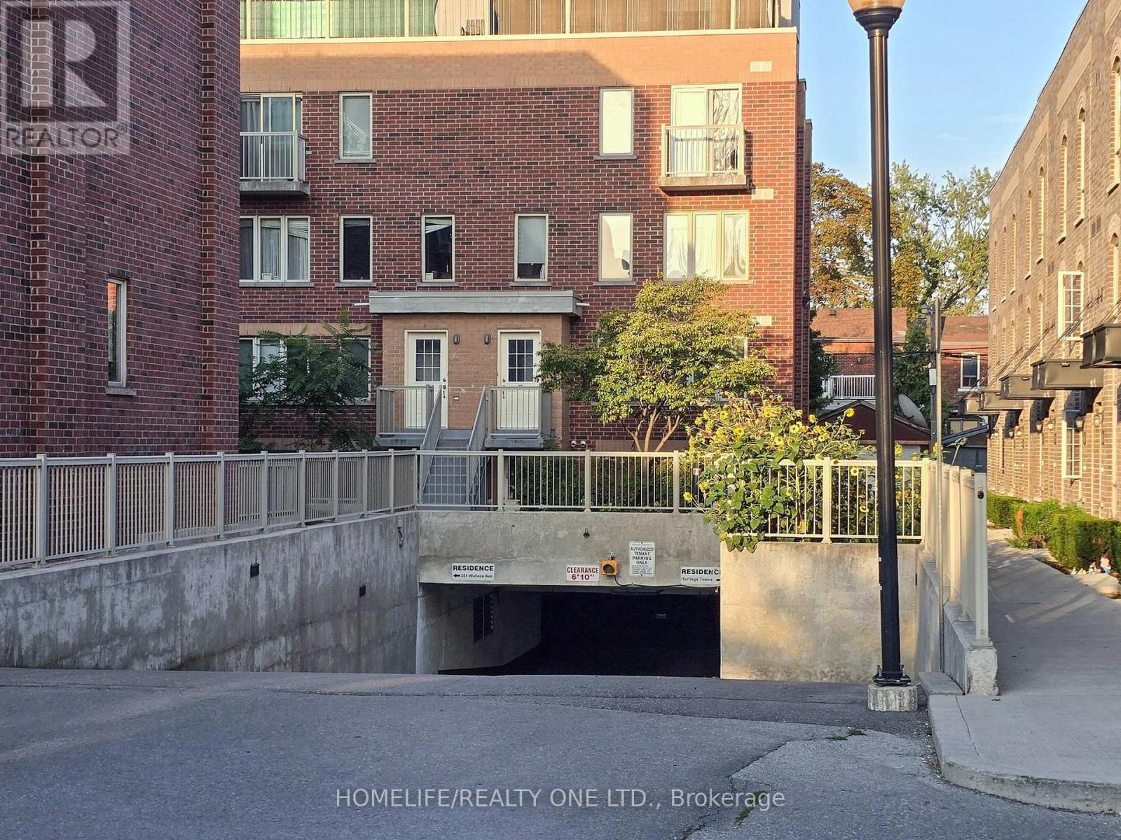 Th 41 - 3 Elsie Lane, Toronto, Ontario  M6P 0B8 - Photo 49 - W12434227