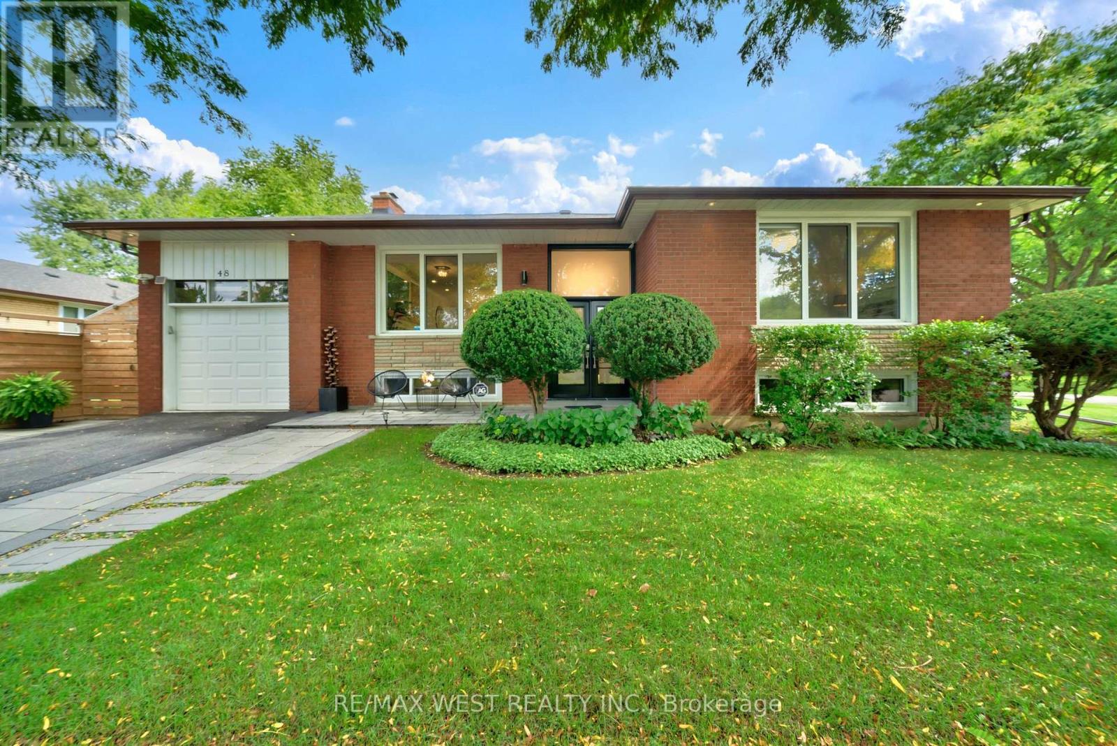 48 HAMLYN CRESCENT, Toronto, Ontario